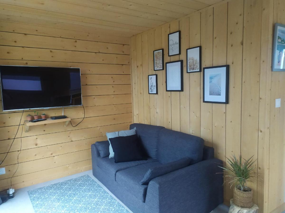 Tiny House Dans Jardin Arbore เปโรส กีเรค ภายนอก รูปภาพ